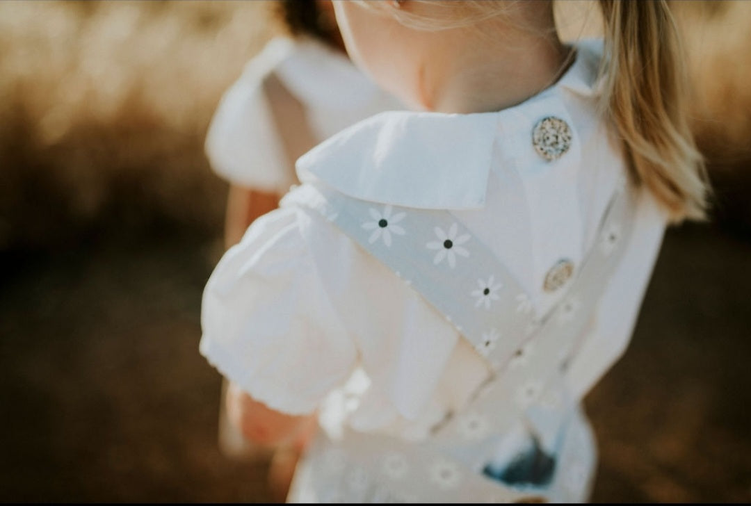 White short sleeve button blouse